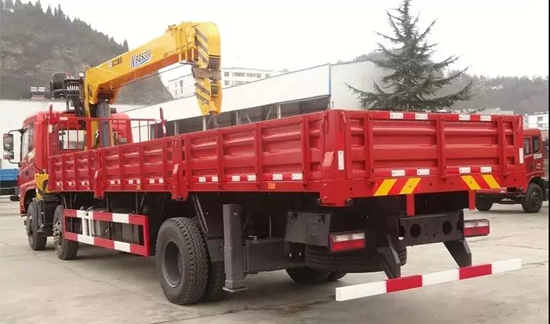 東風特商小三軸隨車吊