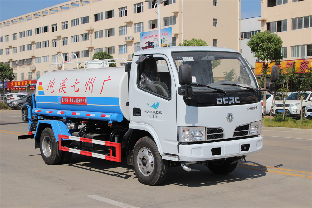 5方灑水車 國(guó)三東風(fēng)福瑞卡出口不上戶型灑水車廠家報(bào)價(jià)